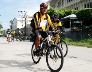 Fr. Amado “Picx” Picardal takes off  for his 56-day journey across the Philippines in this file photo taken by Keith Bacongco on March 24, 2008. 