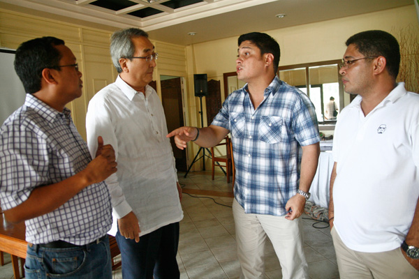 Resigned senator Juan Miguel Zubiri chats with University of the Philippines-Los Banos Alumni Association (UPLBAA) members and a foreign guest at a restaurant in Davao City on Friday. Mindanews Photo by Ruby Thursday More