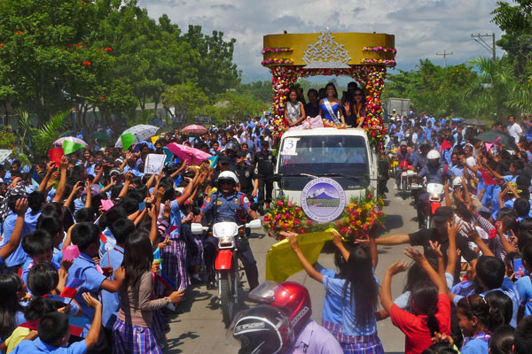 Thousands of people flock to the streets to cheer Shamcey Supsup, Miss Universe 2011 3rd runner-up, upon her homecoming in General Santos City Tuesday (Sept. 20) morning. MidnaNews photo by Bong S. Sarmiento