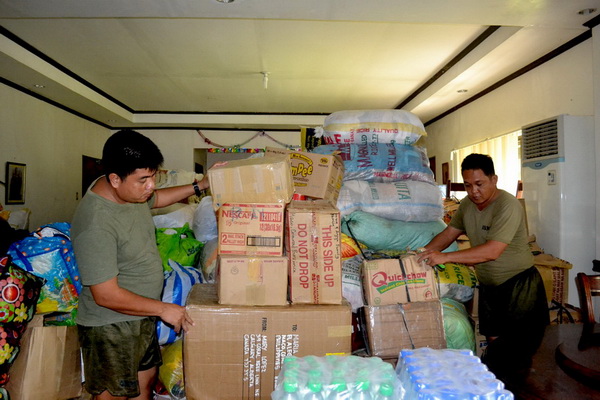 Philippine Army soldiers prepare to load relief goods for Iligan and Cagayan de Oro at Eastern Mindanao Command on Thursday evenring, December 22, 2011. Photo Courtesy of 10th CMO Battalion