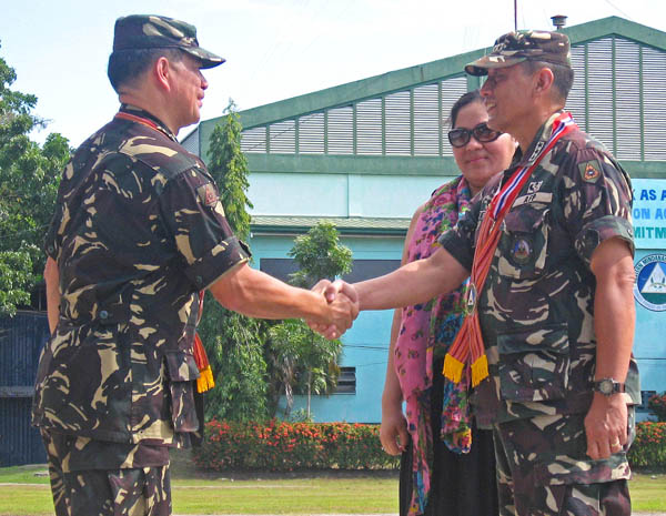 FAREWELL. Armed Forces Chief of Staff Jessie Dellosa (left) bids farewell to outgoing Western Mindanao Command Chief Lt. Gen. Raymundo Ferrer in Camp Navarro in Zamboanga City Saturday Jan. 21, 2011. Maj. Gen. Noel Coballes replaced Ferrer, who has reached the mandatory age of retirement. Ferrer will be 56 on Jan. 23. MindaNews photo