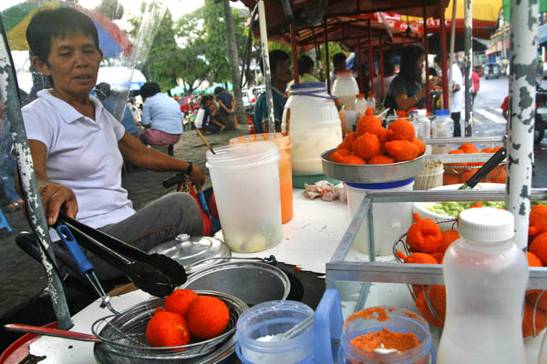 Rufa Baynosa, 60, prepares kwek-kwek (deep fried hard-boiled egg with butter) along San Pedro Street, Davao City on Friday, January 27, 2012. Kwek-kwek is a popular street food item, and Baynosa said hers are clean and safe to eat. A recent study conducted by the Department of Science and Technology and the German-funded Center for International Migration and Development revealed that street foods being sold in Davao and Cagayan de Oro cities are unsafe due to high bacteria content, including E.Coli and Salmonella. MindaNews Photo by Ruby Thursday More