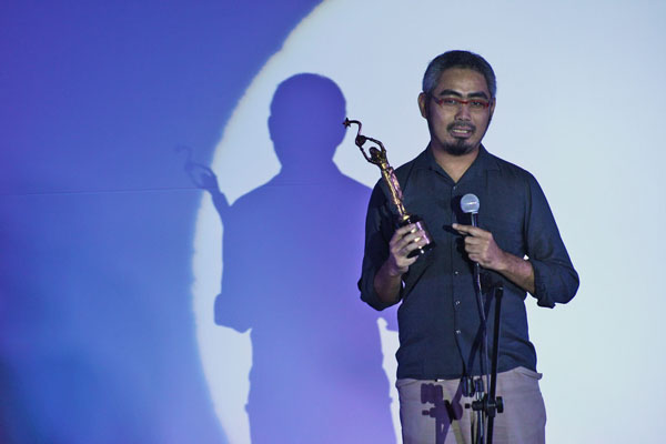 Gutierrez "Teng" Mangansakan II receives the Grand Jury Prize for his film "Qiyamah" during the Awards Night of the 1st Sineng Pambansa Film Festival on Sunday, 1 July 2012 in Davao City. Photo by Ruby Thursday More