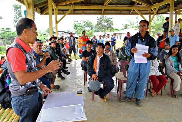 TALKING POINTS. Engr. Julio Celestiano Jr., Provincial Agrarian Reform Officer II of the Department of Agrarian Reform (leftmost), talks to the farmers during a dialogue in barangay Lupiagan, Sumilao town in Bukidnont Thursday, July 26, 2012. MindaNews photo by Erwin Mascarinas