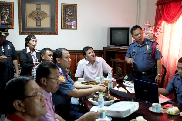 PEACE AND ORDER. DILG Secretary Jesse Robredo (center, white polo) listens to Kabacan police chief Supt. Raul Supiter give a briefing on why the town needs additional policemen to maintain peace and order on August 13, 2012.MindaNews photo by Keith Bacongco