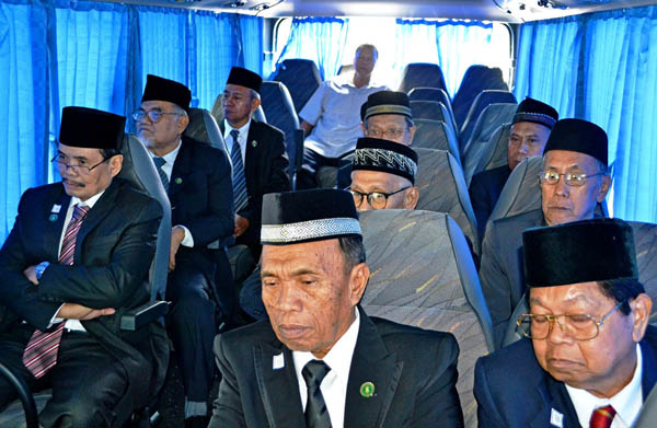 DATE WITH HISTORY. Members of the Moro Islamic Liberation Front Central Committee led by Chief Negotiator Mohagher Iqbal (far left) and vice-chair Ghazali Jaafar (right) ride in silence on the bus that took them from Hotel Sofitel at the CCP Complex in Pasay City to Malacanan Palace on Oct. 15, 2012. The MILF and the Philippine government inked the Framework Agreement on the Bangsamoro on Monday ending 40 years of Moro rebellion. Photo by Ryan Rosauro / MindaNews contributor