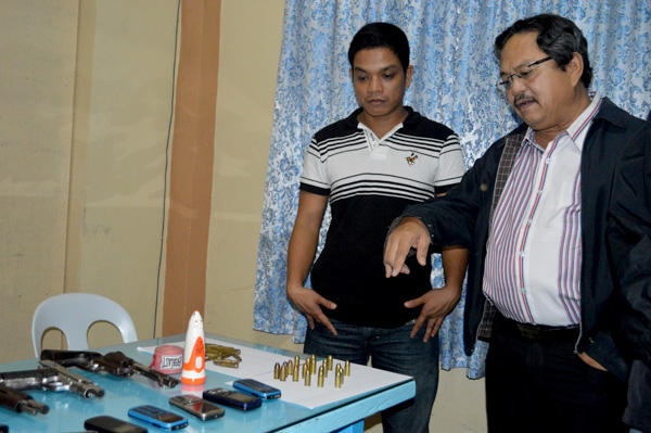 Surigao City Mayor Ernesto T. Matugas and CIDG provincial director Gerson Soliven check the items recovered from the Dino Kidnap and Robbery Group operating in Surigao del Norte during a media presentation on November 15, 2012. Five suspects were arrested last Wednesday.Mindanews Photo by Vanessa Almeda