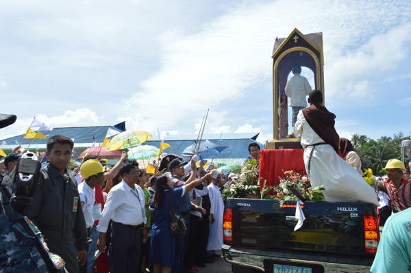 WIPE MY HANKIES. Devotees scamper towards the statue of St. Pedro Calungsod carrying with them their hankies and hand towels to be wiped unto his glass box in the hope of miracles and healings. Mindanews Photo by Vanessa Almeda