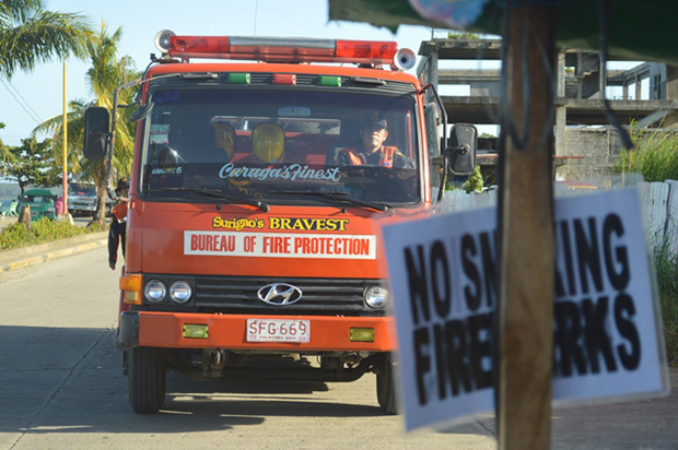 LESSONSLEARNED. A firetruck is now deployed near a 100-meter row of stalls selling firecrackers along the boulevard in Surigao City, to avoid a repeat of last year's fire, where some P800,000 worth of firerackers went up in smoke. MindNews photo by Vanessa L. Almeda