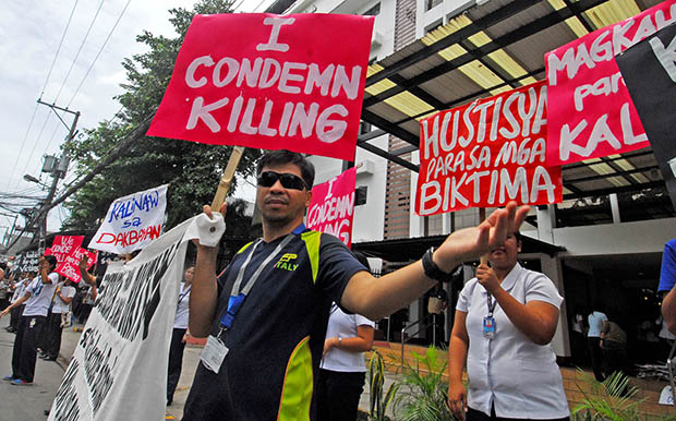 HONK YOUR HORNS. Students of Xavier University urge motorists to honk their horns during a noise barrage outside their school in Cagayan de Oro City on Tuesday July 30 to demand justice for the eight persons who died and 48 injured in the Limketkai Rosario Arcade bombing. MindaNews photo by Froilan Gallardo