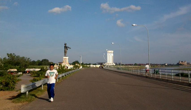 Jogging at the Chou Anouvong park.