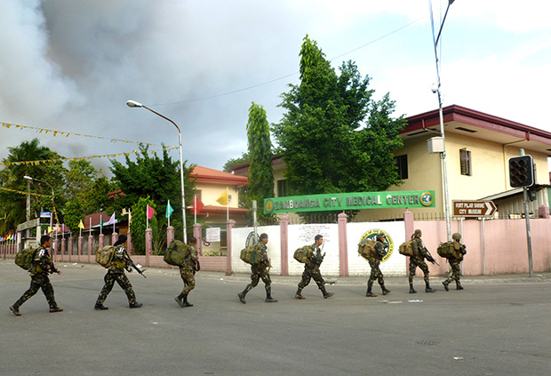 URBAN WAR ZONE. About a hundred twenty soldiers moved single file to cross to the other side of the Veterans' Avenue, passing through the Zamboanga City Medical Center on September 12, Day 4 of the standoff between government and Moro National Liberation Front (MNLF) under founding chair Nur Misuari. The hospital, located in Barangay Sta, Zamboanga City. MindaNews photo by Carolyn O. Arguillas