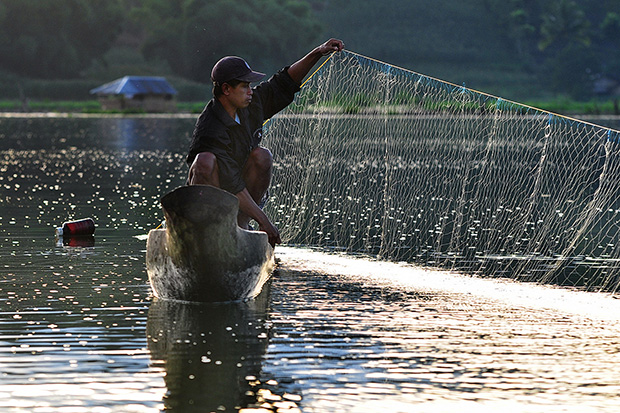 A fisherman checks his net, locally known as "pukot," in Lake Seloton in Lake Sebu town of South Cotabato. Lake Seloton is one of the three lakes of this town. Tilapia fisihing is the main source of living for residents around the lake. Mindanews photo by Arthur Yap