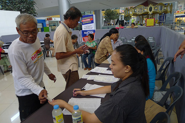 A senior citizen shows his identification card during the special voting for senior citizens and persons with disabilities on Monday’s (October 28) barangay polls inside SM City General Santos . (Bong S. Sarmiento/MindaNews