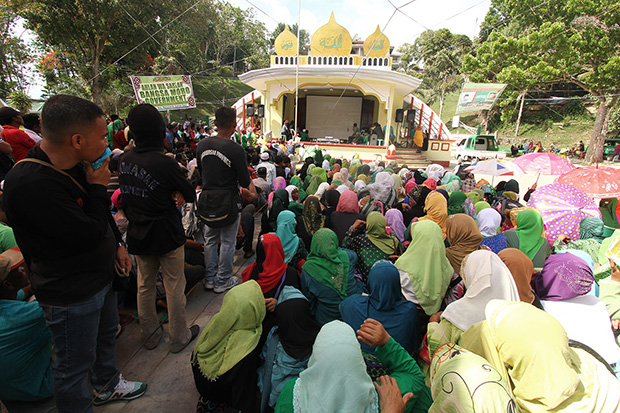 Moro men and women gather at the plaza in Pikit, North Cotabato on Thursday (27 March 2014) to celebrate the signing of the Comprehensive Agreement on the Bangsamoro. MindaNews photo by Keith Bacongco