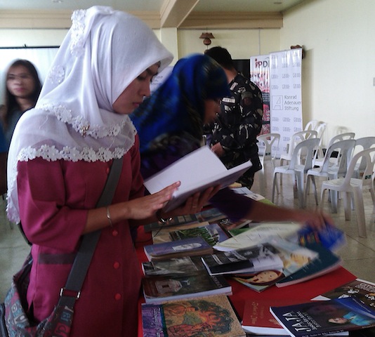 Browsing books at the Cotabato City leg of the 1st Mindanao Book Festival in Cotabato City last Wednesday, April 10. MindaNews photo by Carolyn O. Arguillas
