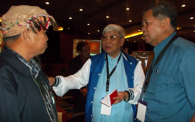 B'laan Datu Antonio Kinoc, alternate member of the MILF peace panel (left) answers the queries of Koronadal Bishop Dinualdo Gutierrez (center) and Arhbishop-elect Romulo dela Cruz (right) on the B'laan language during a break from the "Conversations on Peacebuilding in Mindanao" on April 9 at the Ateneo de Davao University's Finster Auditorium.  Gutierrez wrote down the B'laan words in his small notebook. MindaNews photo by Carolyn O. Arguillas 