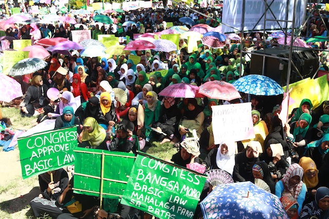 PASS THE LAW. Thousands of residents gathered at  the Cotabato City Plaza, on Sunday, May 4, to  ask Congress to pass the Bangsamoro Basic Law immediately. MindaNews photo by Ferdinandh B. Cabrera 