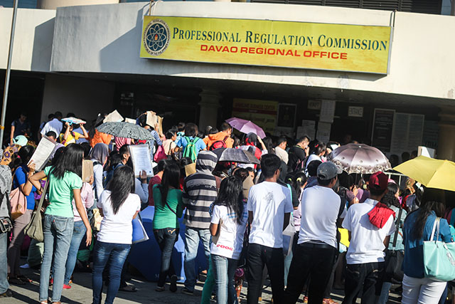 Hundreds queue to process their papers at the Professional Regulatory Commission along R.Castillo Blvd, Davao City on Thursday June 5. Most of them started to queue as early as 4am, some them are having their breakfast on the queue. Mindanews Photo by Kei
