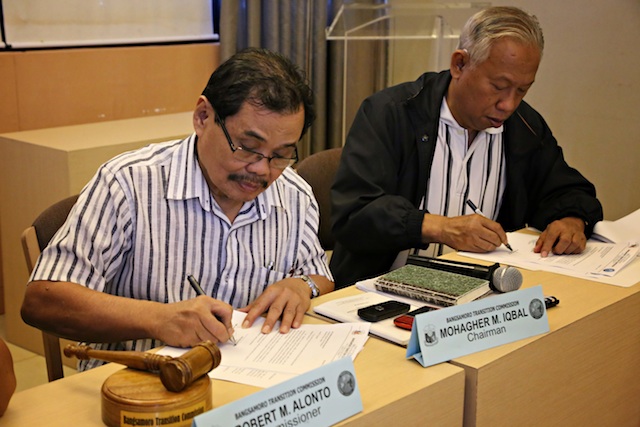 Mohagher Iqbal (L), chair of the Bangsamoro Transition Commission and the MILF peace panel, and BTC Deputy Chair Akmad Sakkam, and 12 other commissioners sign  Sunday afternoon  the transmittal letter  that wuld be attached to the final draft Bangsamoro Basic Law for submission to President Aquino.  Photo courtesy of BTC