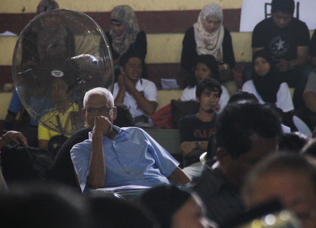 Muntinlupa Rep. Rodolfo Biazon, retired Marine general and former senator, spent 18 of his 34-year military service in Mindanao. Biazon left the stage and joined the audience at the Cotabato City public hearing due to poor sound system. MIndaNews photo by Toto Lozano