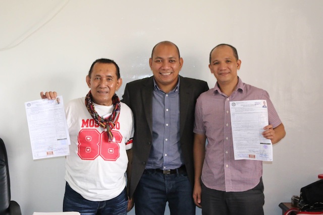 Temogen "Cocoy" Tulawie (R ) and Munib Estino (L), show off thier certificates of candidacy with Atty. Vidzfar Julie,Comelec Provicinal Officer. Tulawie and Estino are running for Governor and Vice Governor of Sulu, respectively. Photo from Tulawiee's FB account 
