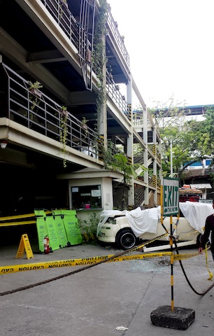 This vehicle fell from the 4th floor of the car park of the Oncology building of the Davao Doctors Hospital (DDH) on Wednesday noon. The car hit the railing and fell upside down. In a statement, the DDH said it is “conducting thorough investigation and closely cooperating with the Davao City Police to look into the probability and/or cause of such accident.” MindaNews photo by Antonio L. Colina