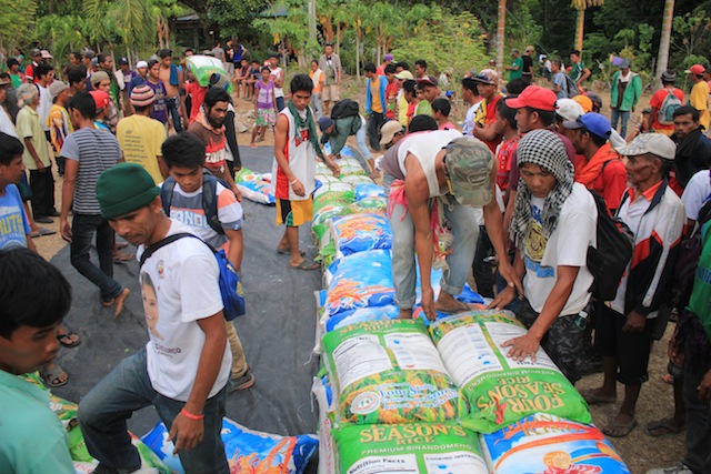 Movie actor Robin Padilla was among the first to volunteer help for the drought-stricken farmers by donating 200 sacks of rice on Saturday, a day after the bloody dispersal of the barricade in Kidapawn City. MindaNews photo by GG BUENO