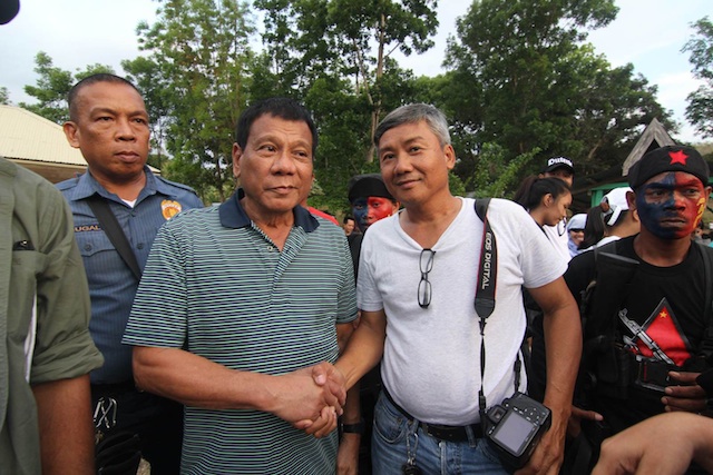 Si Mayor-President Rodrigo Duterte ug si Gregorio “GG” Bueno, sa Tulunan, North Cotabato kadtong niadto si Mayor para sa release niadtong Abril 26 sa usa ka miembro sa Army nga nadakpan sa New People’s Army. Hulagway ni TOTO LOZANO 