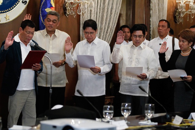 President Rodrigo Duterte administers the oath of office of members his peace panel in the negotiations with the National Democratic Front at the State Dining Room of the Malacañan Palace on Monday evening, July 18, 2016. Chaired by Labor Secretary Silvestre Bello III, the GPH peace panel’s members are (L to R) former Rep. Hernani Braganza, Atty. Rene Sarmiento, Atty. Noel Felongco and Atty. Angela Librado-Trinidad. TOTO LOZANO / PPD