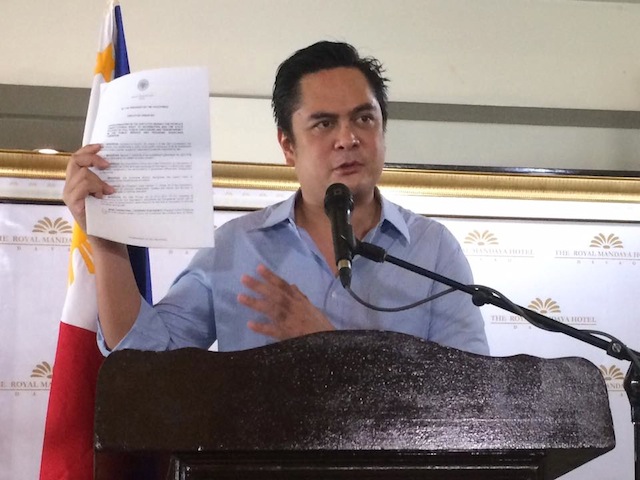 Secretary Martin Andanar of the Presidential Communications and Operations Ofice shows reporters a copy of the signed but still unnumbered Executive Order on Freedom of Information. MindaNews photo by ANTONIO L. COLINA IV
