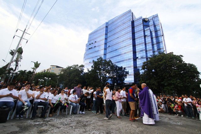 Dabawenyos offer candles and flowers for the blast victims during a memorial mass led by Davao Archbishop Romulo Valles, DD, for the Sept. 2 bombing victims at Ground Zero along Roxas Avenue, Davao City on Saturday, 3 September 2016. Mindanews Photo