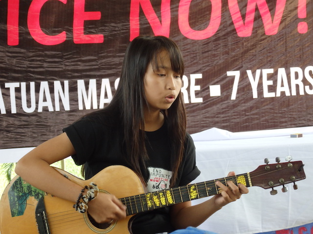 Ruschiel Faye Marie Morales, 15 year old daughter of one of the victims of the 2009 Ampatuan Massacre sings her composition, calling for “Hustisya, Hustisya” on the 7th anniversary rites at the massacre site on Sunday, November 20, 2016. MindaNews photo by Carolyn O. Arguillas 