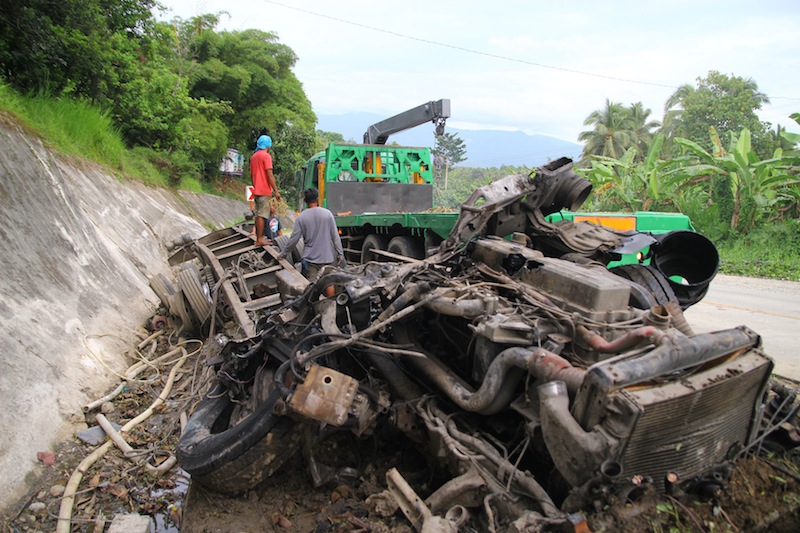 A water tanker bound for the evacuation camps of earthquake survivors in Malasila, Makilala and Kidapawan City, lost its brakes and crashed in Makilala, North Cotabato. early morning of November 5, 2019. MindaNews photo by GREGORIO BUENO